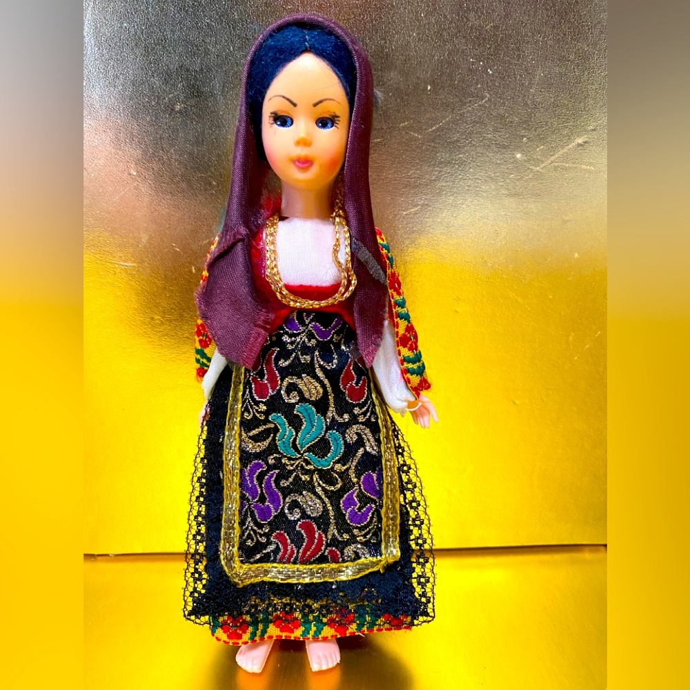 VINTAGE COLLECTIBLE TRAVEL DOLL WITH SLEEPY EYES & WEARING TRADITIONAL CLOTHES